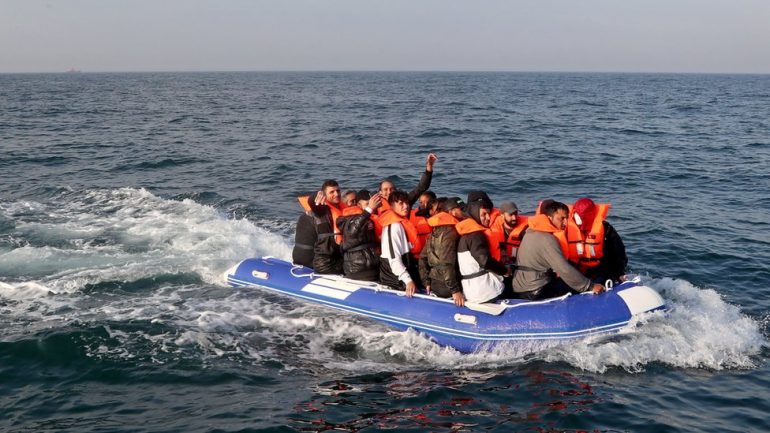 Ministri britanik: Qindra emigrantë shqiptarë janë kthyer në atdhe