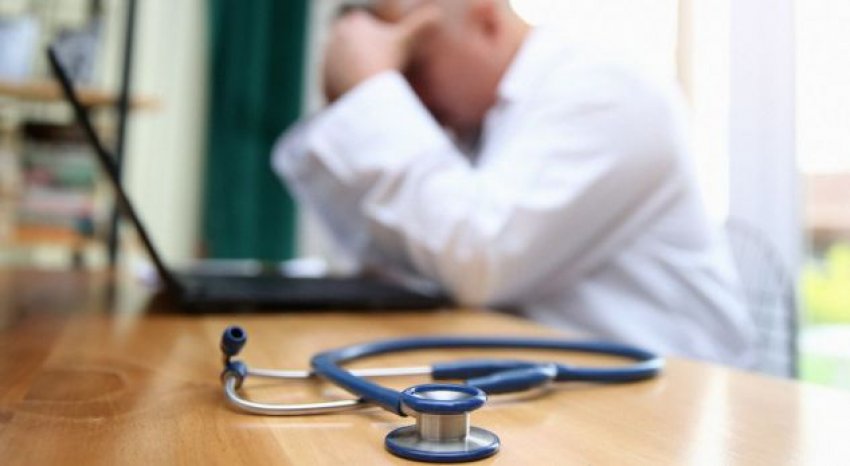 Dy persona sulmojnë një mjek në Spitalin e Prizrenit
