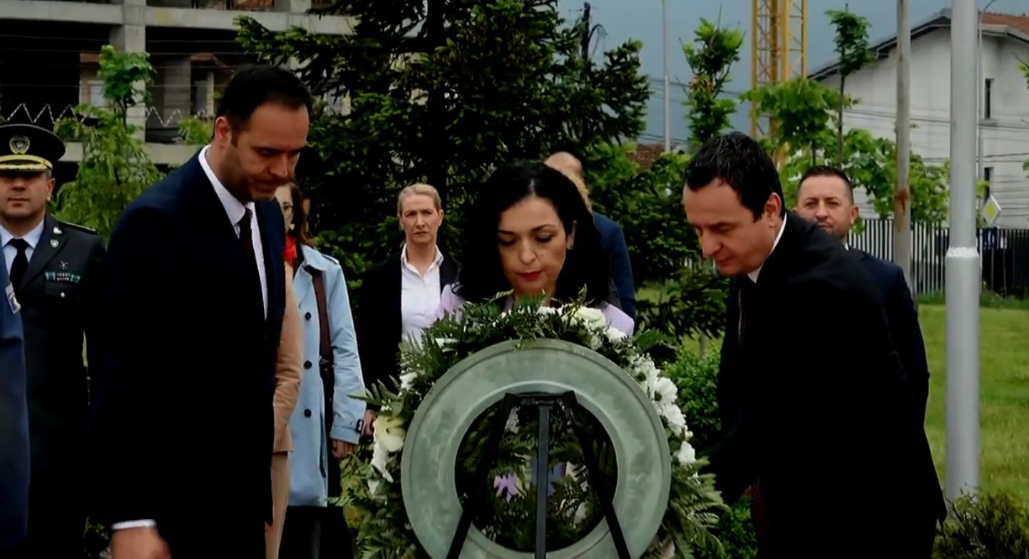 Osmani Konjufca E Kurti Sot Bëjnë Homazhe Në Prekaz Klan Kosova