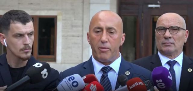 Takimi i thirrur nga presidentja: Haradinaj shkon, Krasniqi e Abdixhiku jo (VIDEO)