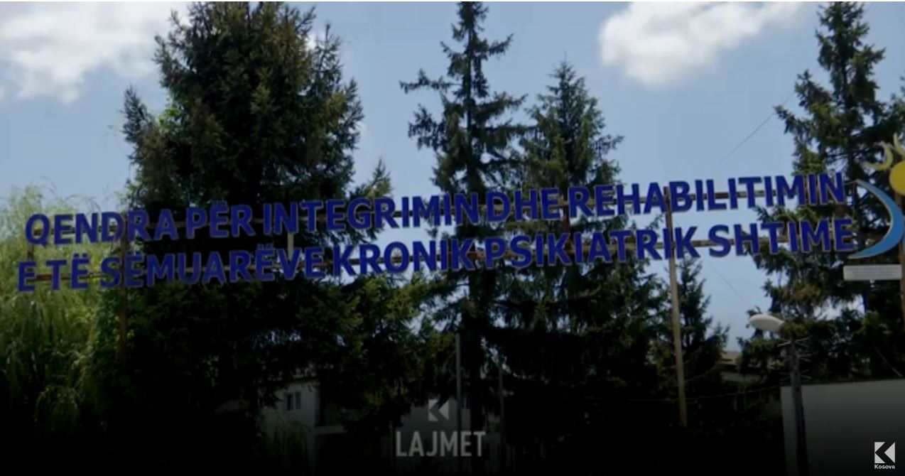 Ikën "pacienti i Shtimes", vjedh një makinë dhe bën ndeshje në Podujevë (VIDEO)