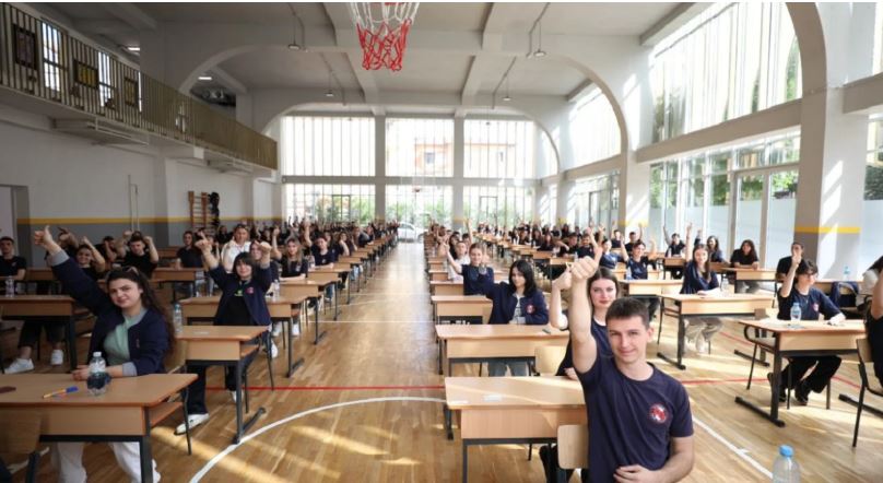 Shqipëri, 30 mijë maturantë zhvillojnë sot provimin e fundit