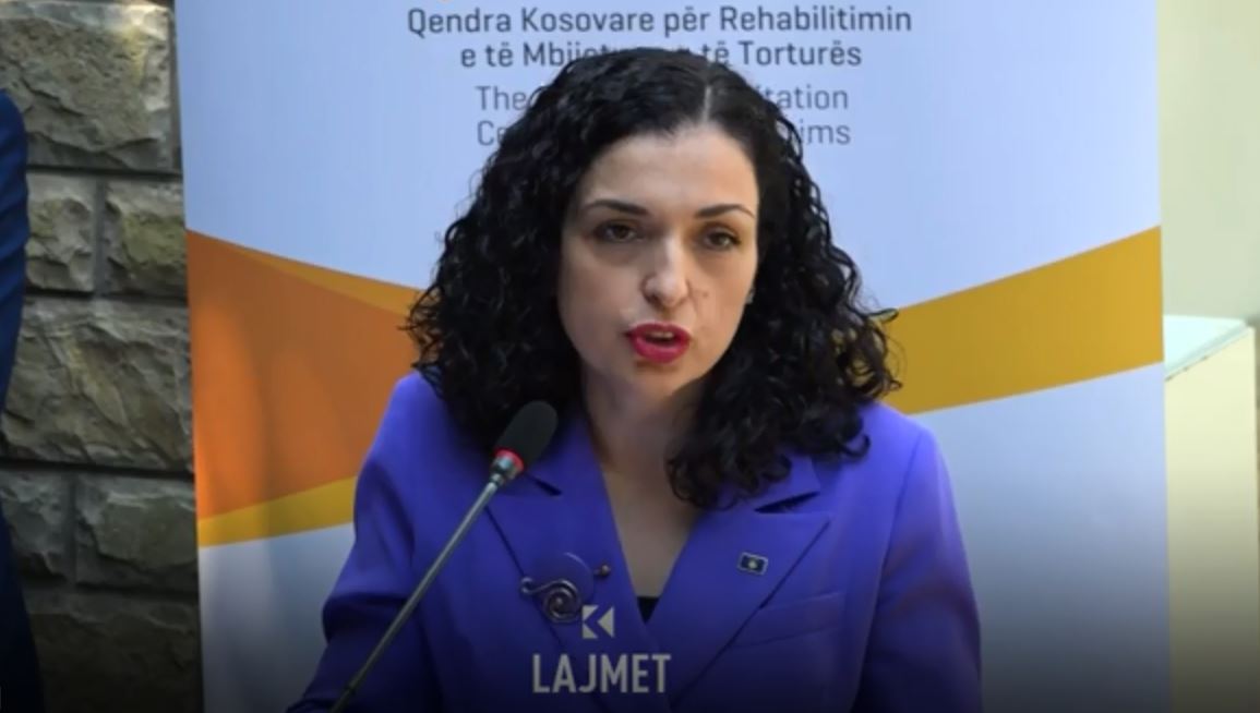 Në ekspozitën e gazetares ukrainase, Osmani kujton kohën kur ishte refugjate (VIDEO)