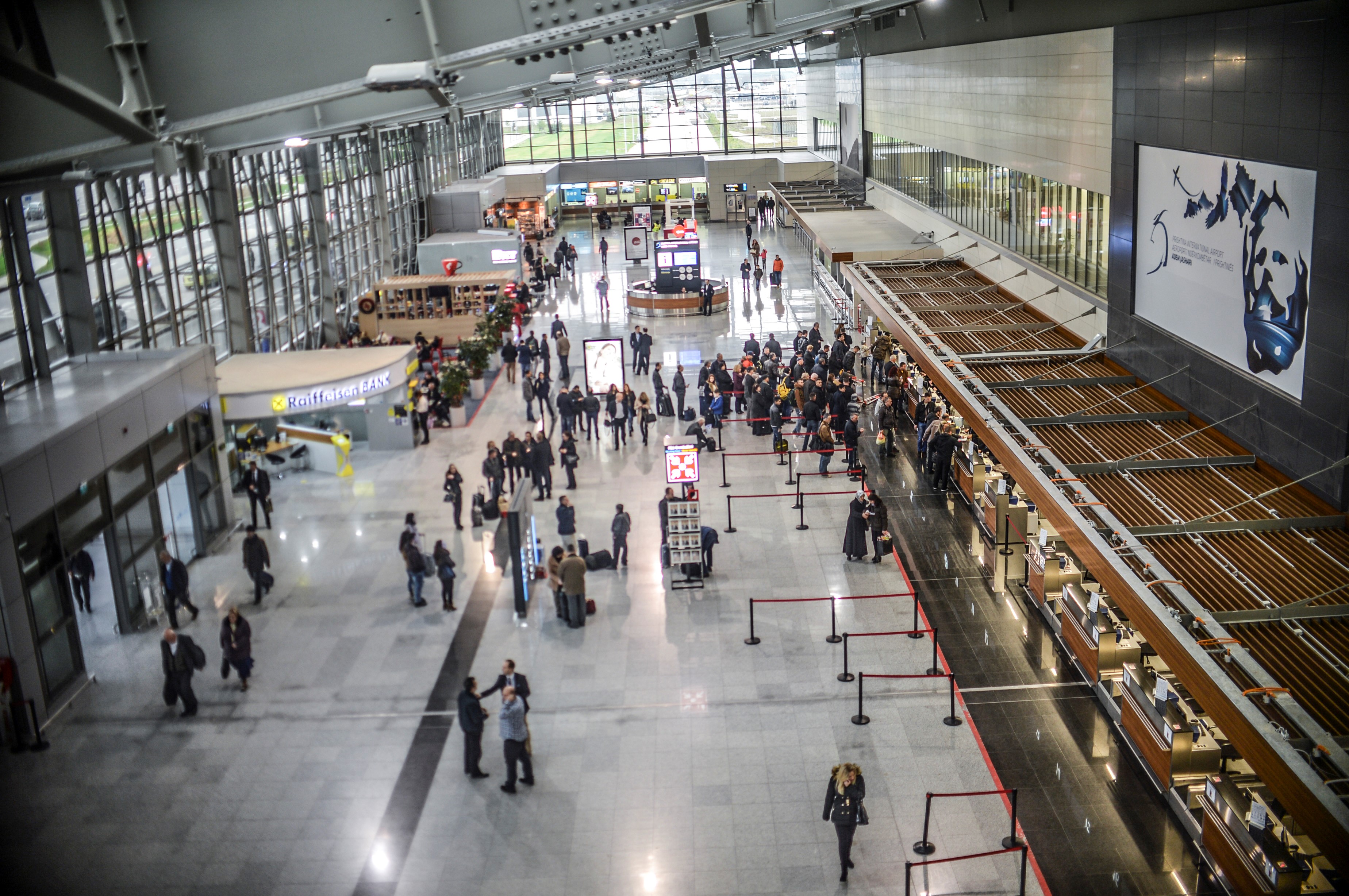 Shtetasi polak i sulmon dy policë në aeroportin e Prishtinës