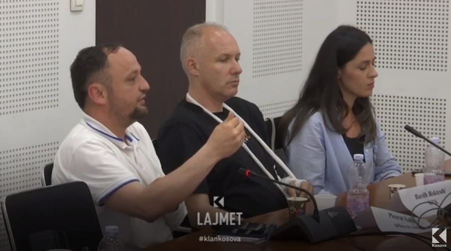 Gazetarët e sulmuar në veri inkurajohen në Komisionin Parlamentar për Media: Mos u ndalni (VIDEO)