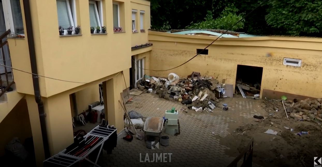 "Bajrami i mërzisë" në familjen e viktimave të vërshimeve në Pejë (VIDEO)