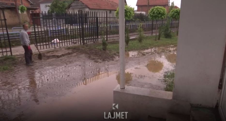 Vërshimet ndalojnë mësimin në Vushtrri (VIDEO)