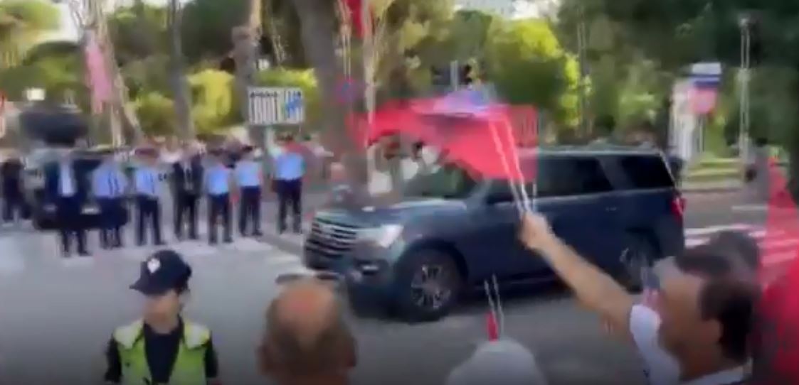 Bill Clinton mbërrin tek kryeministria shqiptare (VIDEO)