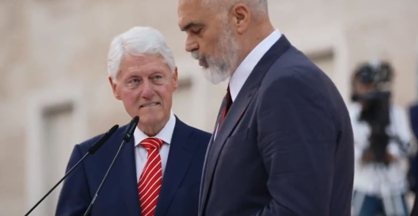 Clinton publikon video nga vizita në Shqipëri