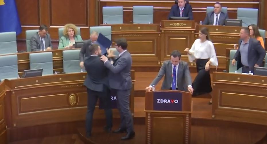 Tensionet pushtet-opozitë dhe protestat e veteranëve mund ta vështirësojnë punën e Kuvendit (VIDEO)