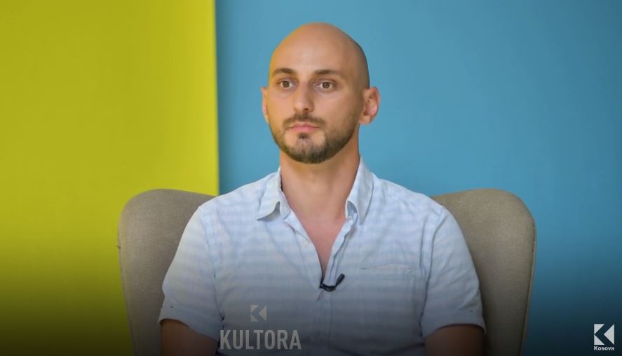 Të qenët piktor dhe gazetar, një dobi e ndërsjellë për Sokolin (VIDEO)