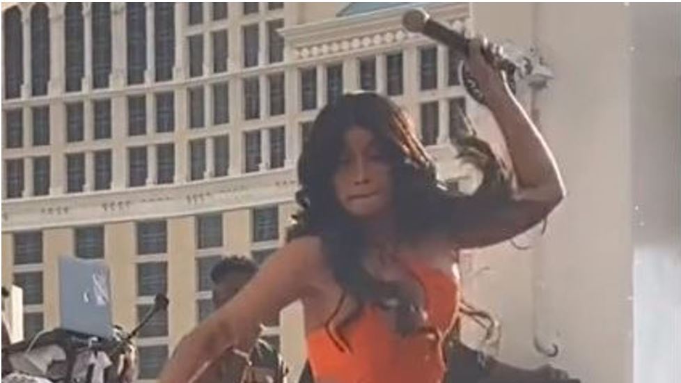 Cardi B e gjuajti me mikrofon pasi e spërkati me lëng, gruaja në fjalë e raporton rastin në polici