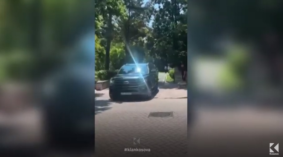 Pas vizitës në Shqipëri, Clintoni niset për në Amerikë (VIDEO)