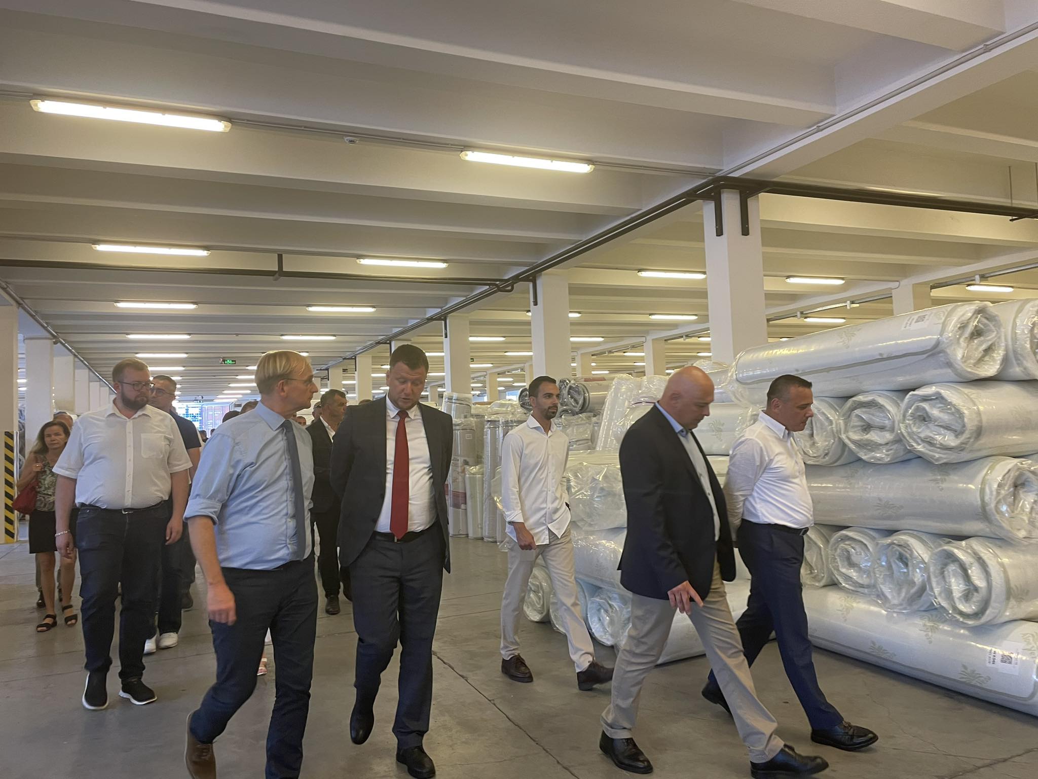 Kryetari i Goppingenit të Gjermanisë mahnitet me punën e fabrikës “Comodita Home” (FOTO)