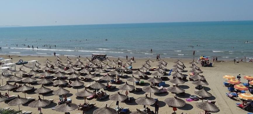 Kavajë: Mbyten në det babai me dy djemtë