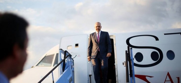 Edi Rama arrin në Kosovë, pritet nga ambasadori Minxhozi (VIDEO)