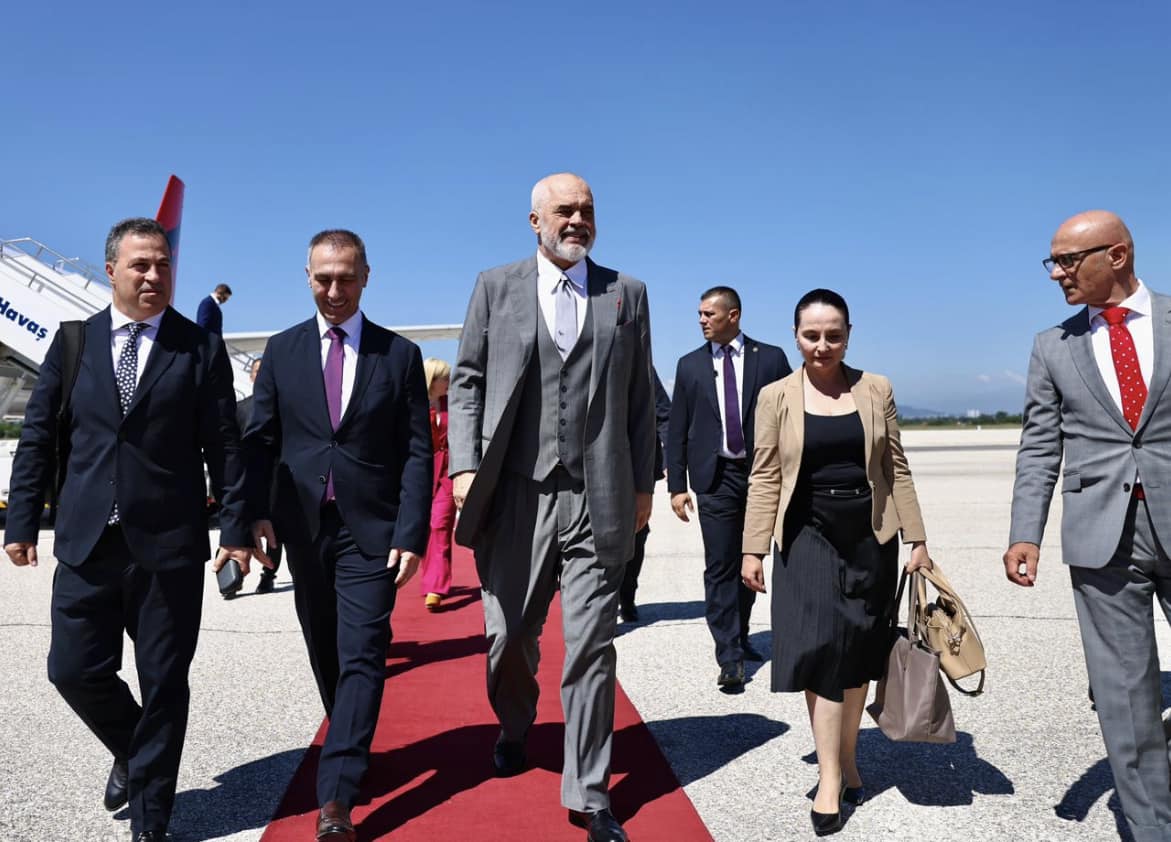 Rama arrin në Shkup, pritet nga Grubi