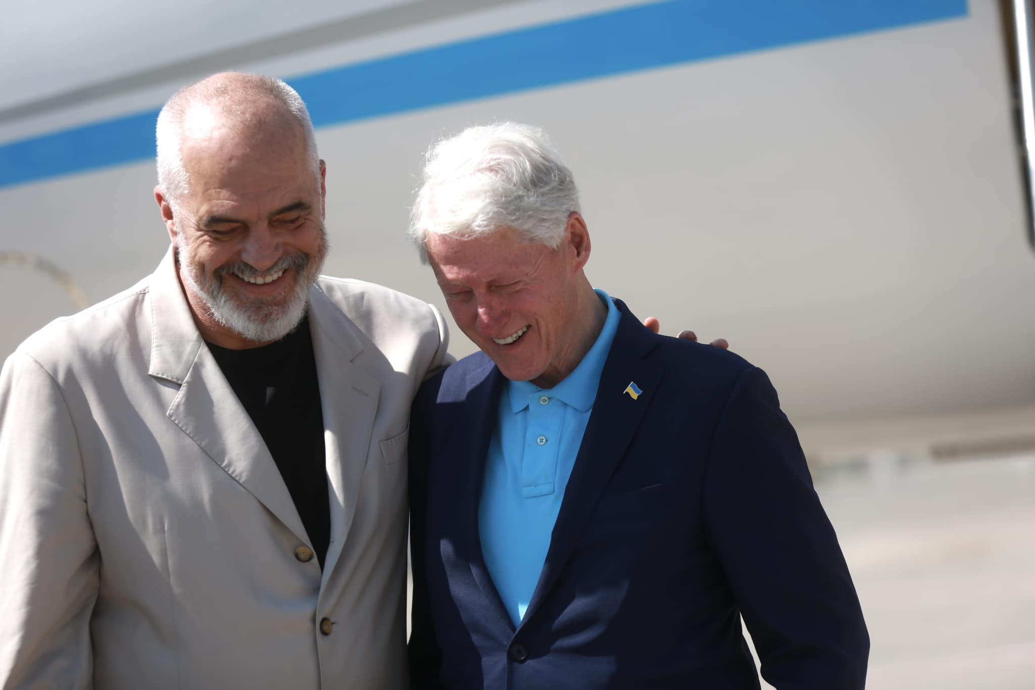 Bill Clinton mbërrin në Shqipëri, pritet nga Edi Rama (FOTO)