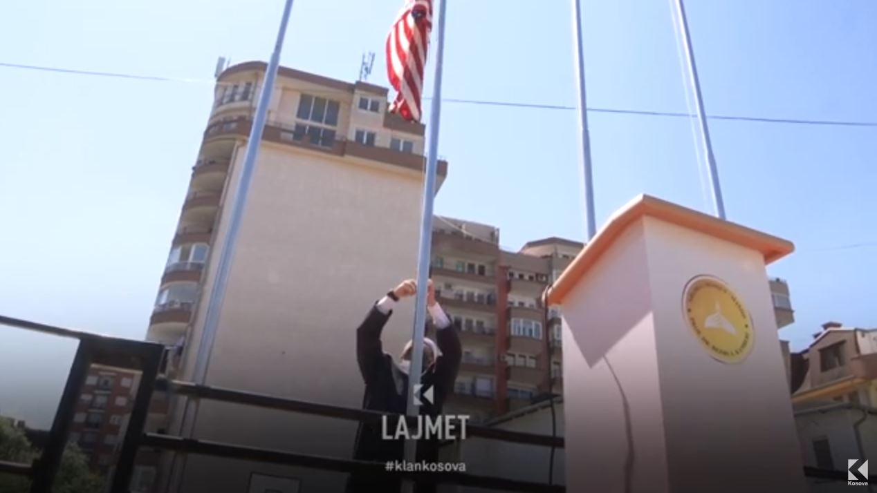 4 korriku në Prishtinë: Hoxha ngre flamurin amerikan në xhami (VIDEO)