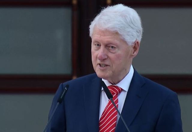 Clinton kujton se çka i kishte thënë kamarieri kosovar: "Falë teje familja ime është gjallë"