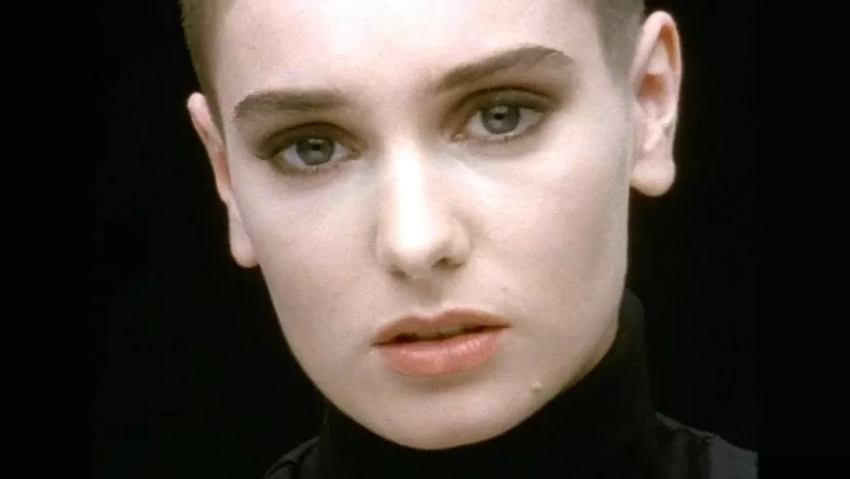 Dedikuar nënës së ndjerë, si Sinéad O'Connor e regjistroi këngën ‘’Nothing Compares 2 U’’? (VIDEO)