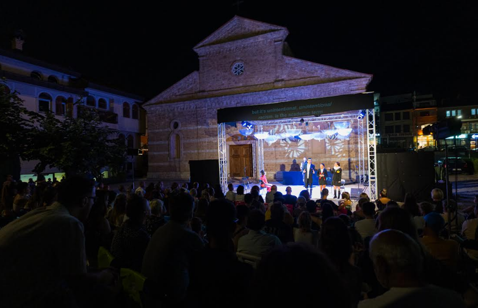 Pjesëmarrësit e Prizren Fest nderojnë me një minutë heshtje veprën e Haqif Mulliqit