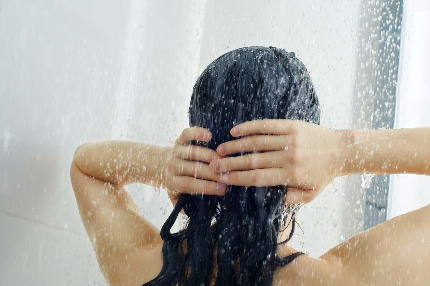 Sa shpesh duhet të bëjmë dush? - përgjigjja e dermatologes do t'ju befasojë