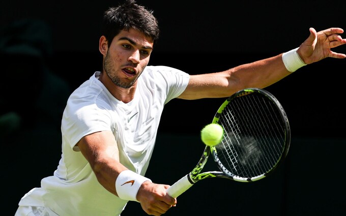 Alcaraz fiton derbin e rioshëve dhe kalon në gjysmëfinale të Wimbledonit