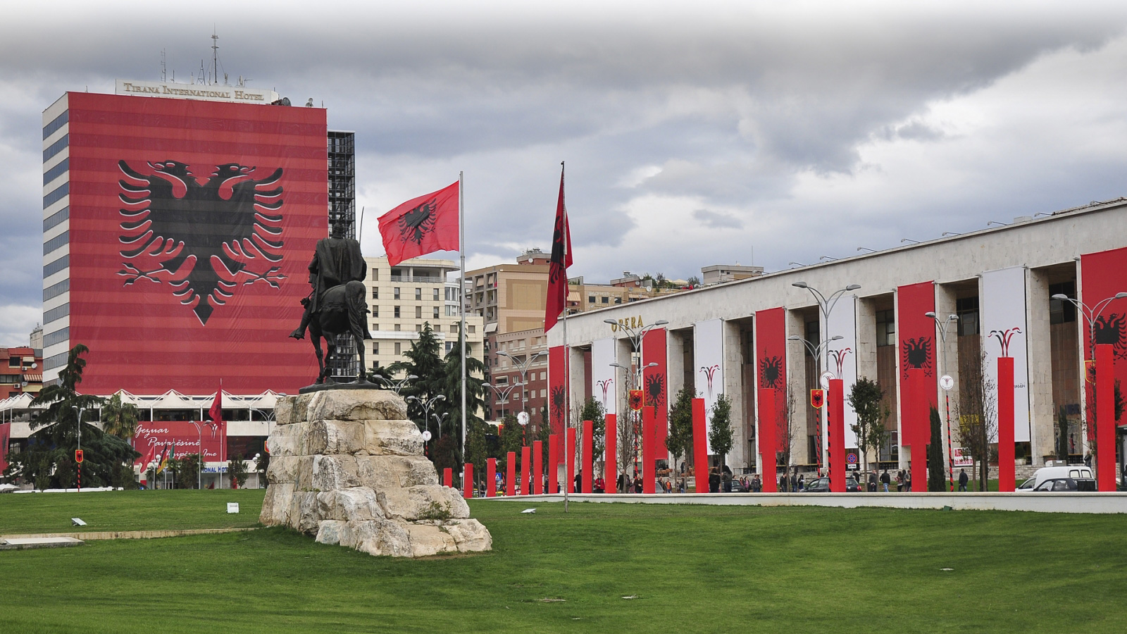 tirana flamuj kuq e zi