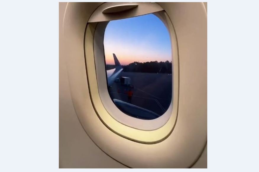 Gruaja fluturon me aeroplan çdo javë për në punë, për të shmangur pagesën e qirasë