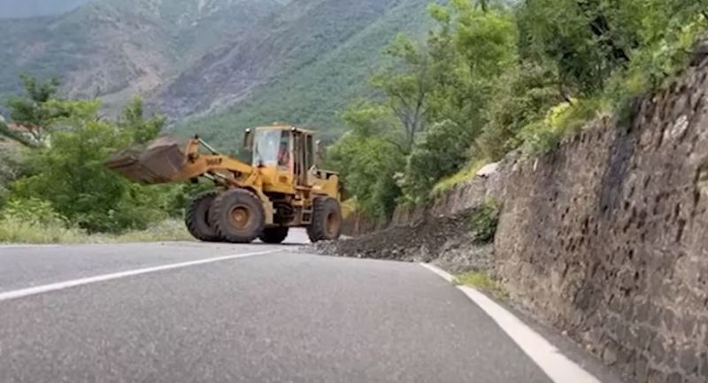 Rrëshqitje dheu, probleme në rrugën Mirditë-Fushë Arrëz