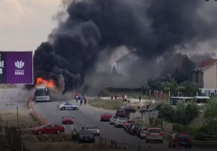 Digjet një autobus në rrugën Prishtinë - Podujevë (VIDEO)
