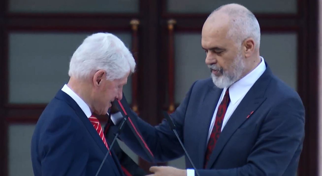 Presidenti Clinton pranon çmimin nga Rama (FOTO)
