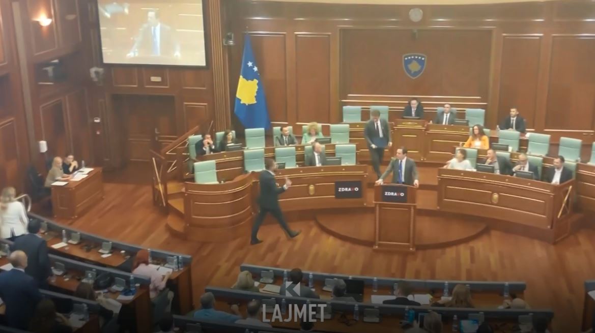 Pas dhunës fizike, pushteti e opozita “grushtohen” me fjalë (VIDEO)