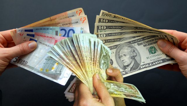 Shqipëri: Nis forcimi i euros e dollarit në raport me lekun