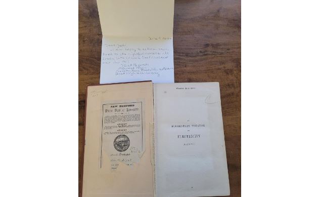 Një libër i huazuar para 120 vjetësh i kthehet bibliotekës në Virxhinia