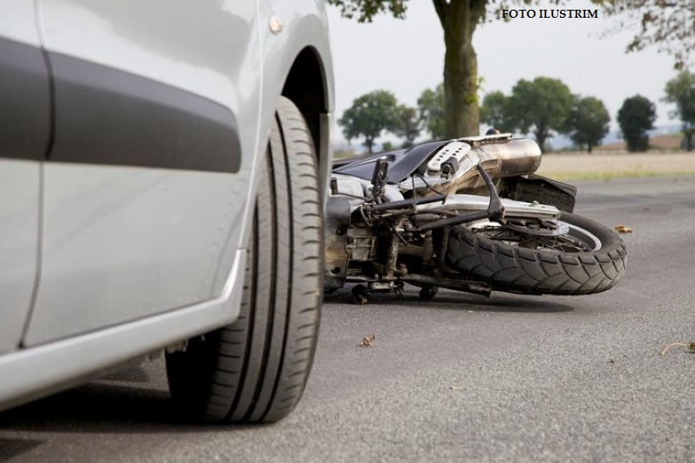 Motoçiklisti godet një këmbësor dhe dy vetura