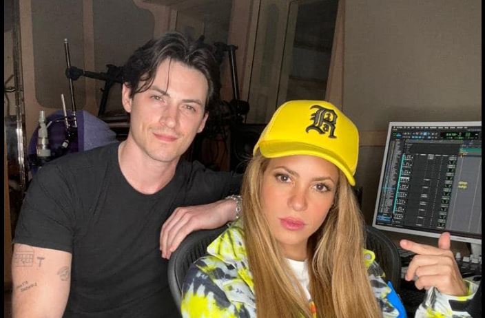 Shakira i paralajmëron adhuruesit se po punon për albumin e ri