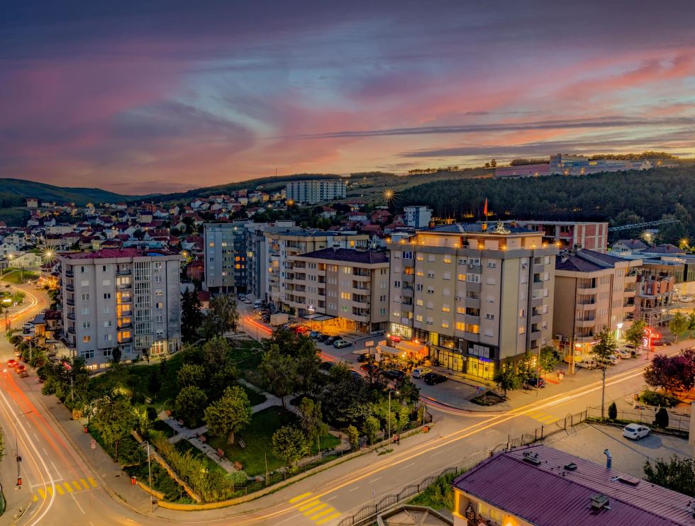 Skenderaj: Arrestohen dy persona që thyen xhamat e veturës dhe lokalit