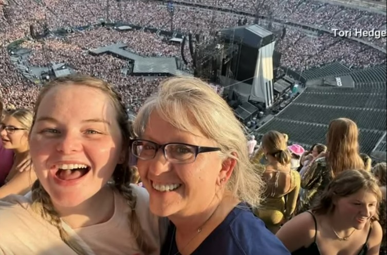 Një fanse shtatzënë fillon lindjen në koncertin e Taylor Swift