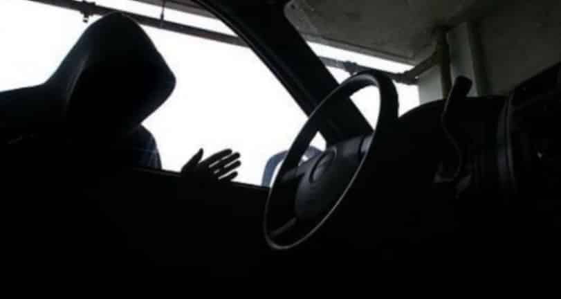 Vidhen tri vetura me targa vendore në Fushë-Kosovë