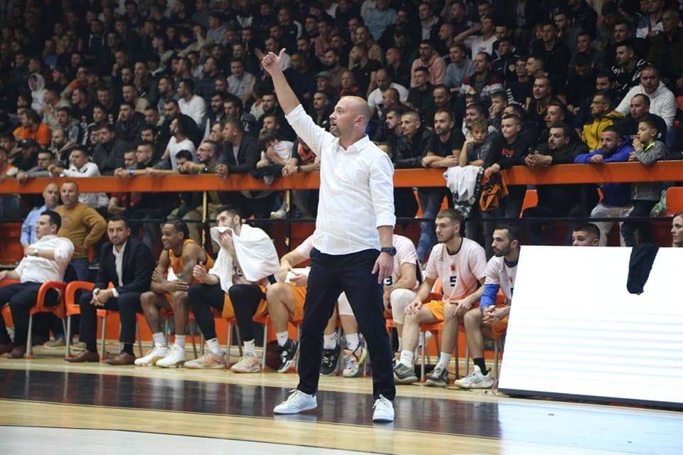 Bashkimi bëhet me trajner të ri