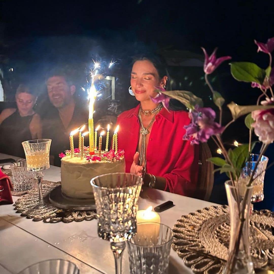 Dy fustane, Dua Lipa ndan momente nga darka e ditëlindjes (FOTO)