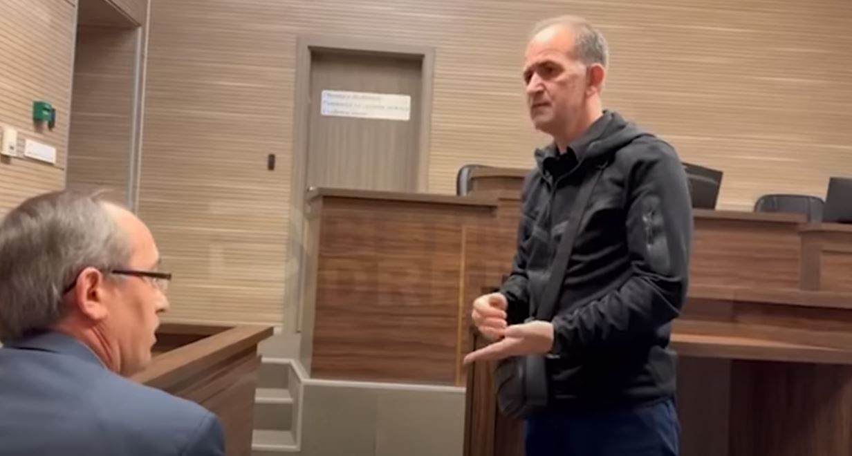 Mërgimtari i kërkon falje Hotit për kanosje: Me të vërtetë gjunjëzohem para jush (VIDEO)