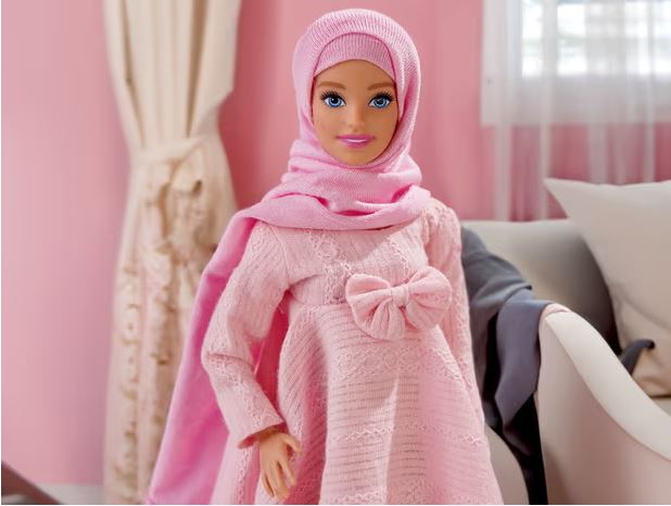 Stilistja Adam sjell "Barbie"-n me mbulesë
