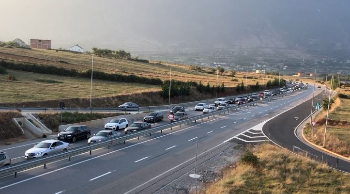 Kosova dyndet drejt plazheve shqiptare, 36 mijë persona kaluan Morinën në 24 orë