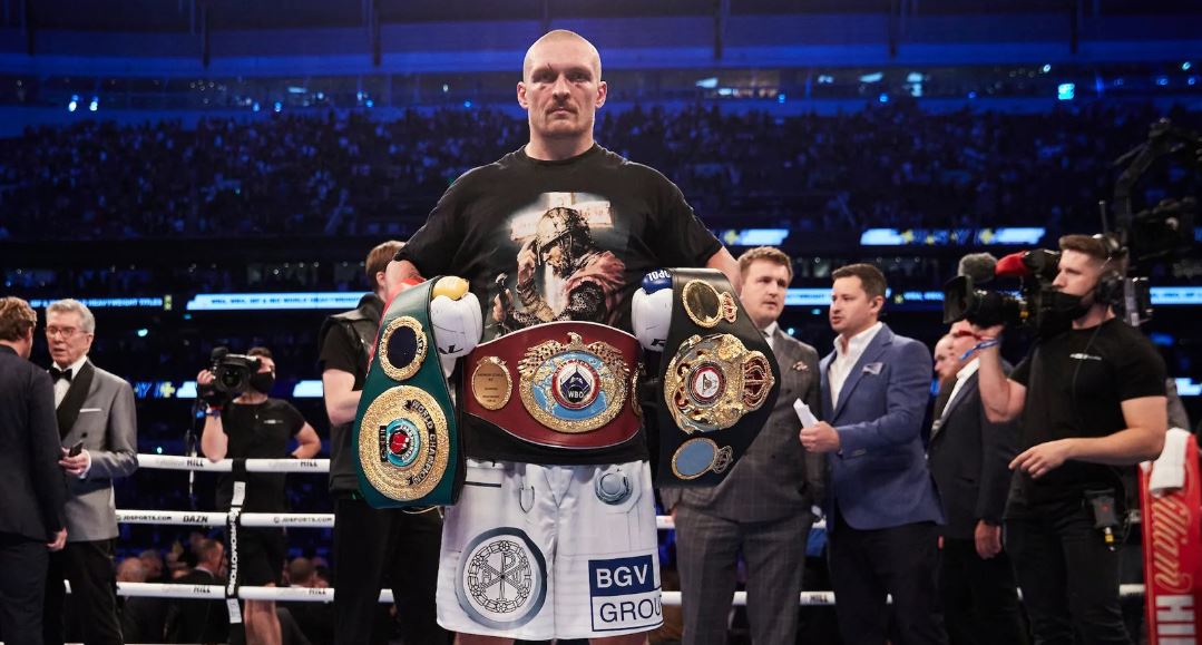 Usyk mposht Duboisin dhe mbron titujt e kampionit të botës