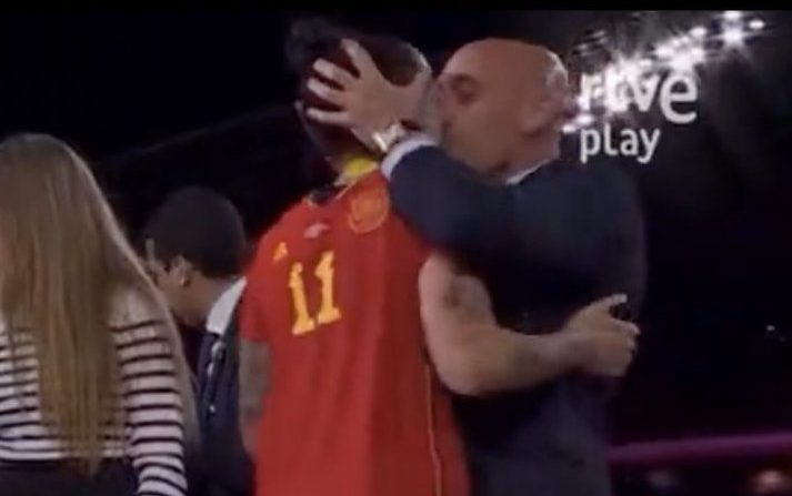 Puthi në buzë lojtaren, FIFA hap procedura disiplinore kundër Rubiales