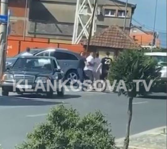 Kërcet grushti në Deçan (FOTO)