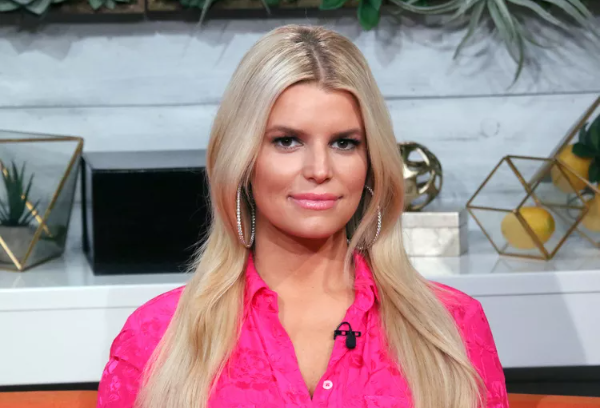 Jessica Simpson kundërshton njerëzit që kritikojnë peshën e saj